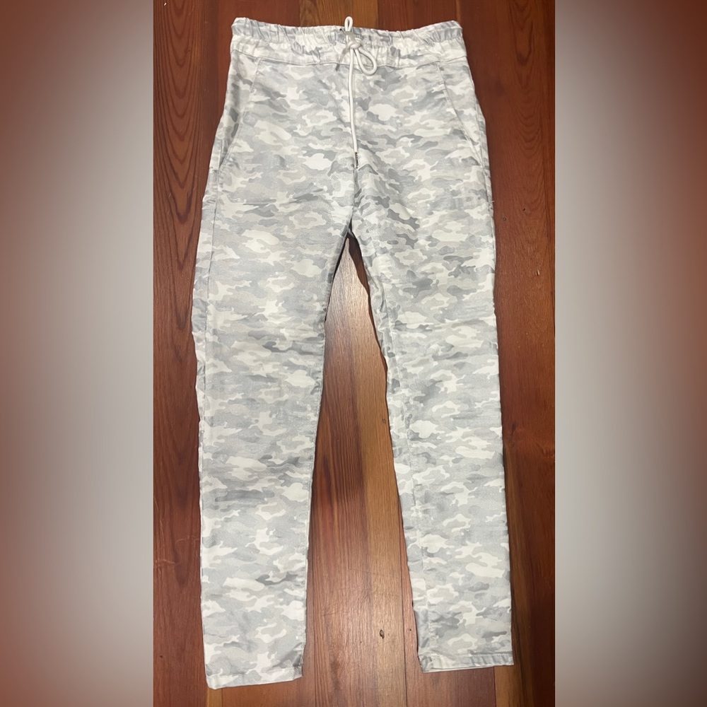 Flog white/silver camo pattern pants size 26, great condition
